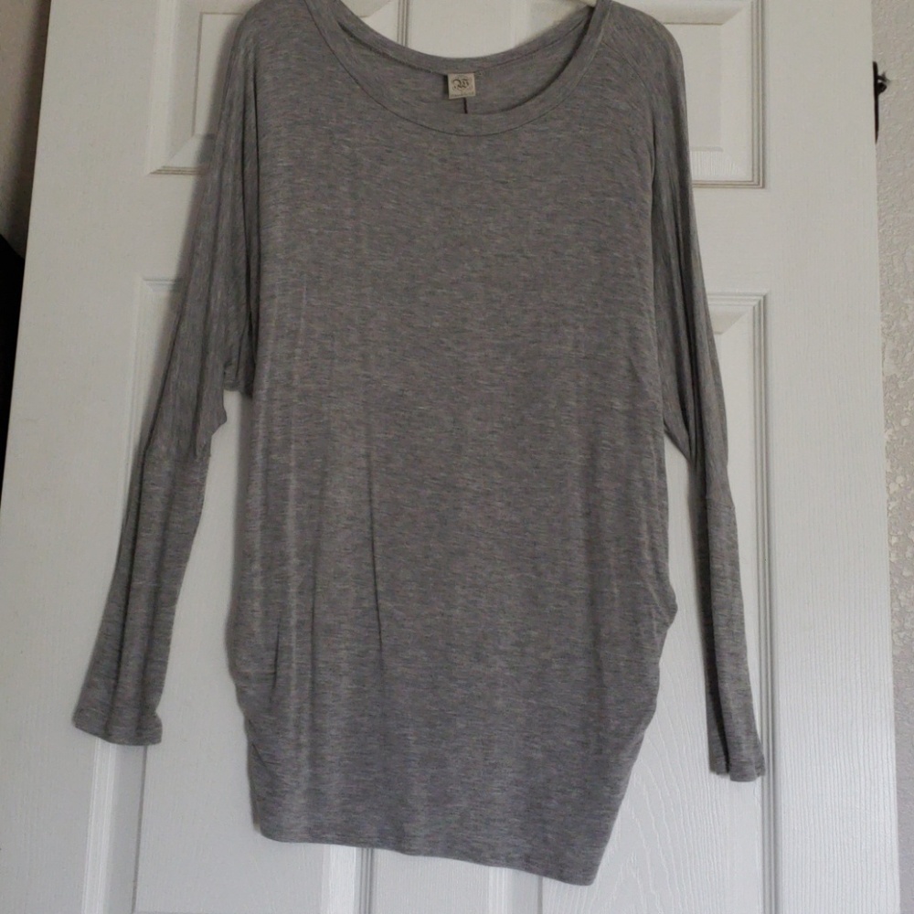 Long sleeve gray tee